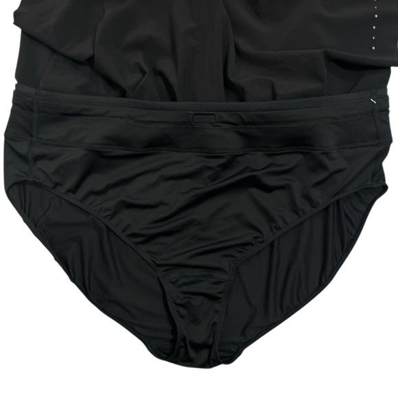 Athleta Fast Route Mid Rise 2" Run Short size Large in Black - Picture 8 of 9